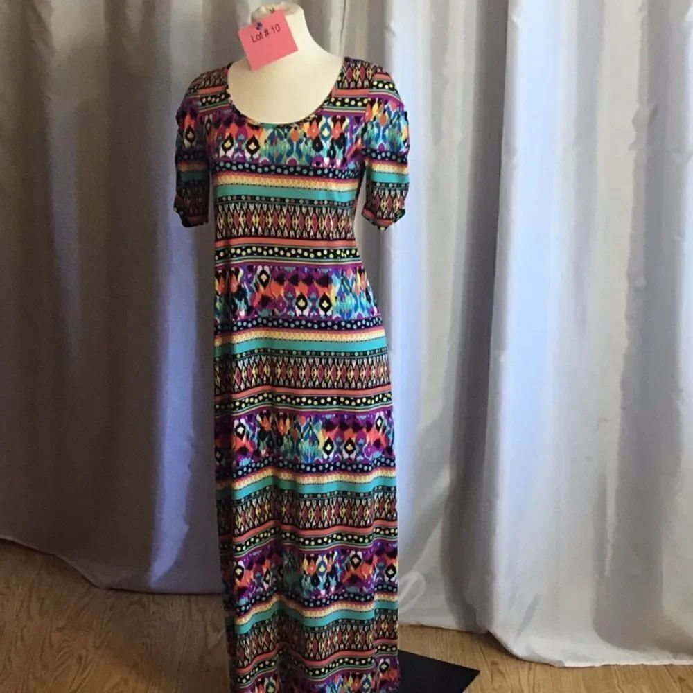 NWOT maxi dress in bright design, pull on style in small